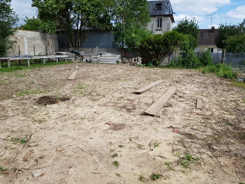 Terrain déblayé avant la reconstruction des serres